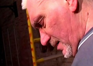 Opa geniet van onervaren incest mondje van zijn kleindochter