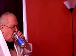 Slaaf krijgt bier blikje in zijn strakke reet