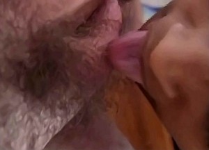 Oudere neef dwingt nicht zijn zwaar behaarde zak te likken