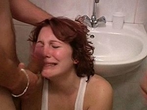 Zaad van de 2 verkrachters druipt van het meisje haar gezicht