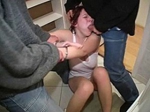 Snikkend meisje gedwongen 2 pikken te zuigen