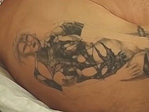 Bejaarde snol laat haar zure sloot vol spuiten