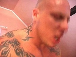 Getatoeëerde genadeloze verkrachter beukt zijn pik in vrouw haar keel