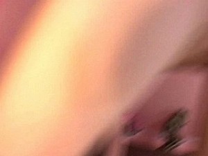 Bang meisje laat zich huigneuken door de wrede inbreker