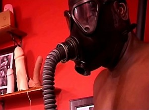 Slaaf moet gasmasker dragen van zijn dominatrix