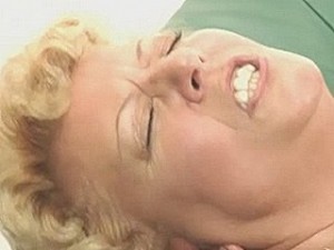 Oma beukt een grote dildo in haar druipgrot